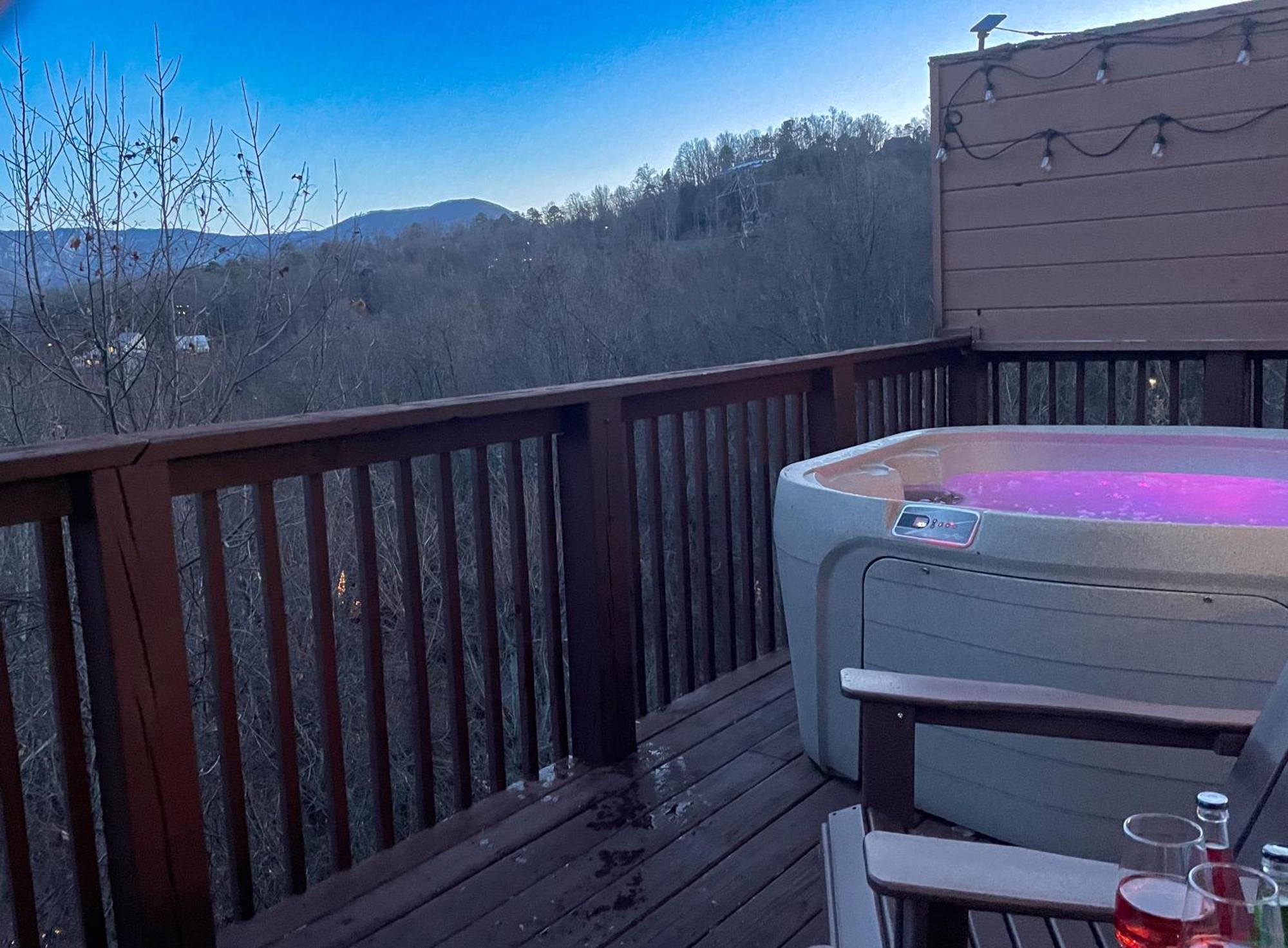 Heavenly View - Bear Themed Cabin, Hottub, Dog-Friendly, Near 개틀린버그 외부 사진