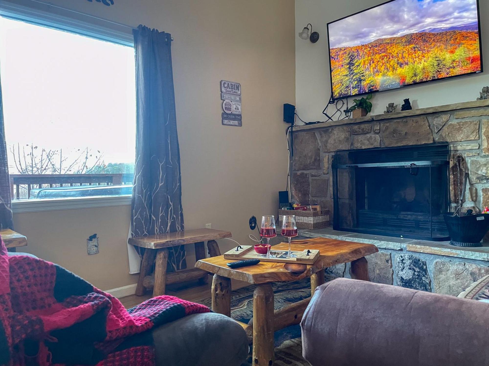 Heavenly View - Bear Themed Cabin, Hottub, Dog-Friendly, Near 개틀린버그 외부 사진