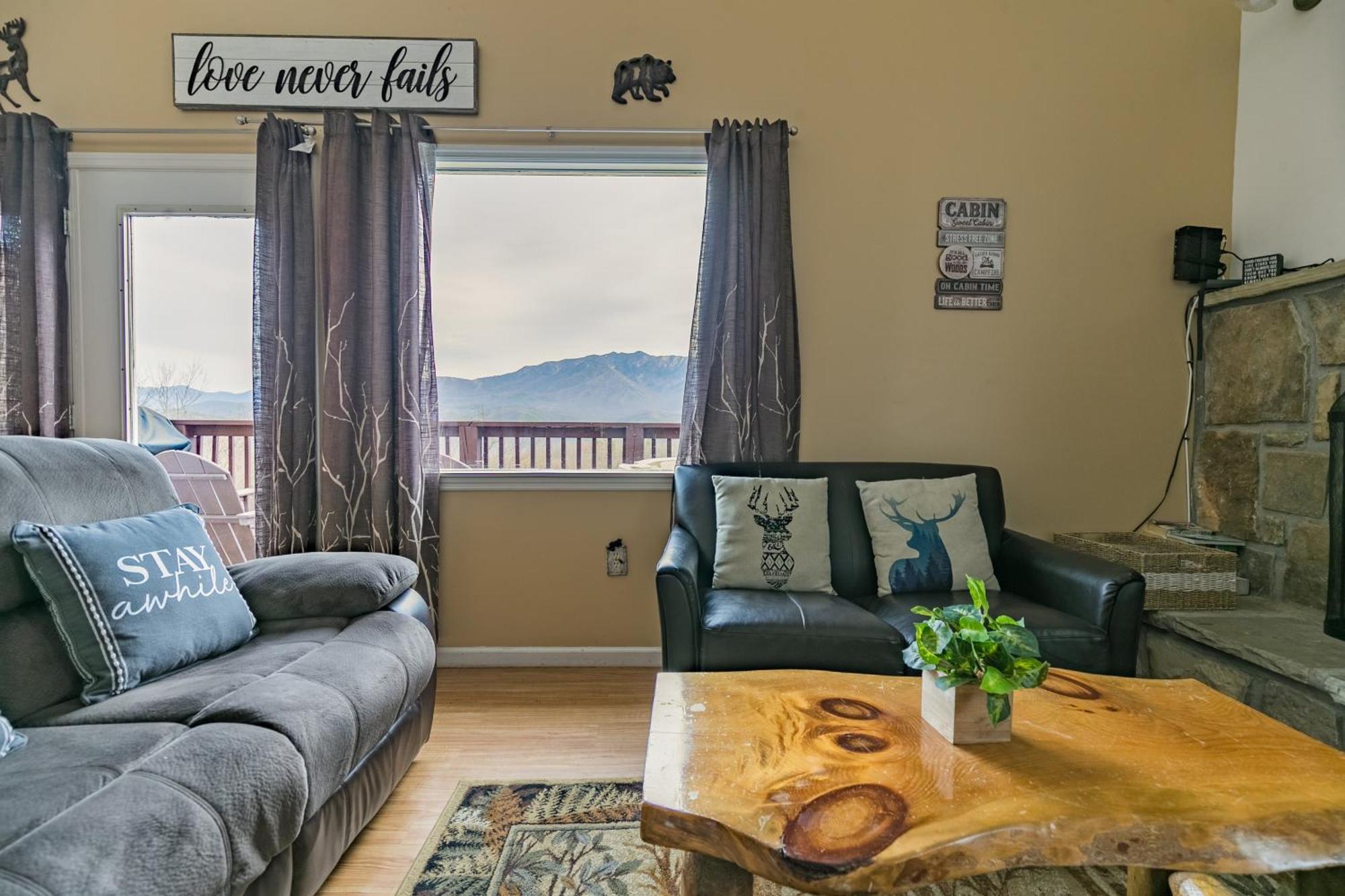Heavenly View - Bear Themed Cabin, Hottub, Dog-Friendly, Near 개틀린버그 외부 사진